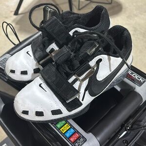 Great used condition. Nike Romaleos. W6 M 4.5